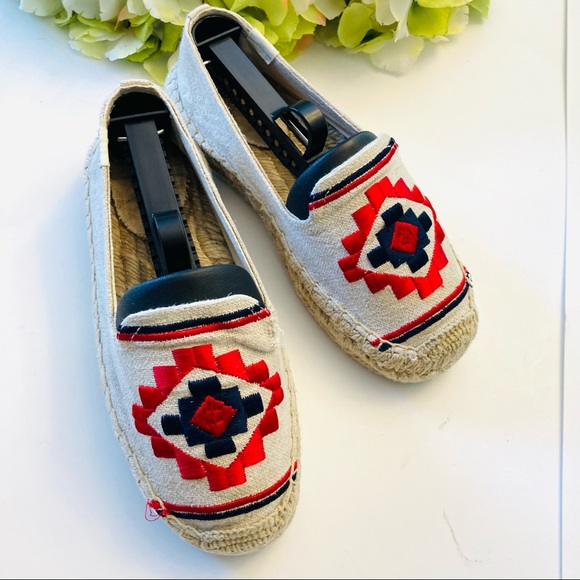 Soludos beige/red/black tribal embroidered shoes - Picture 2 of 8